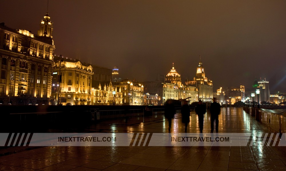 Stroll Along the Iconic Bund