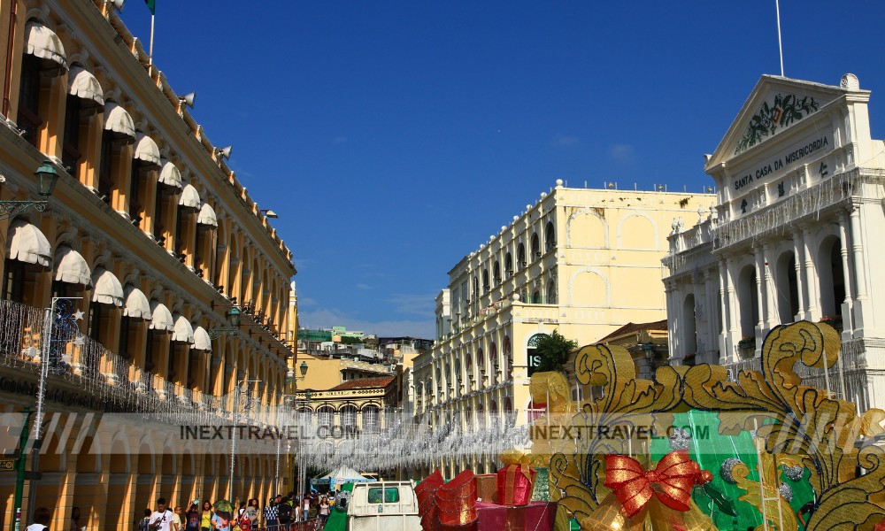 Stroll Through the Charming Senado Square